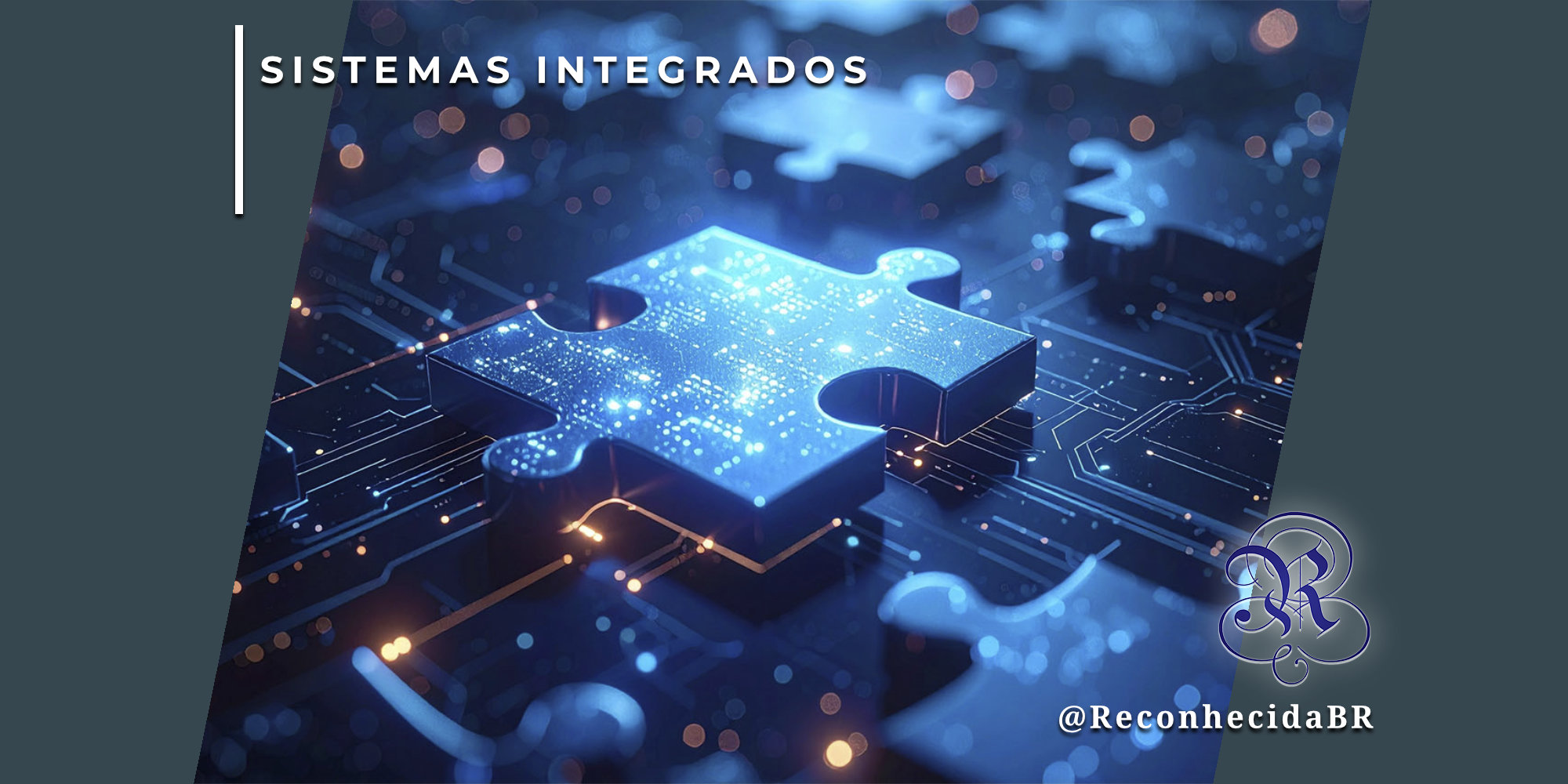 Peças de quebra-cabeça 3D translúcidas e brilhantes flutuando sobre uma placa de circuito impresso com conexões digitais iluminadas em azul e dourado. No canto superior esquerdo, o selo 'SISTEMAS INTEGRADOS' em fundo azul e, no inferior direito, o logotipo do portal Reconhecida com o @ReconhecidaBR.