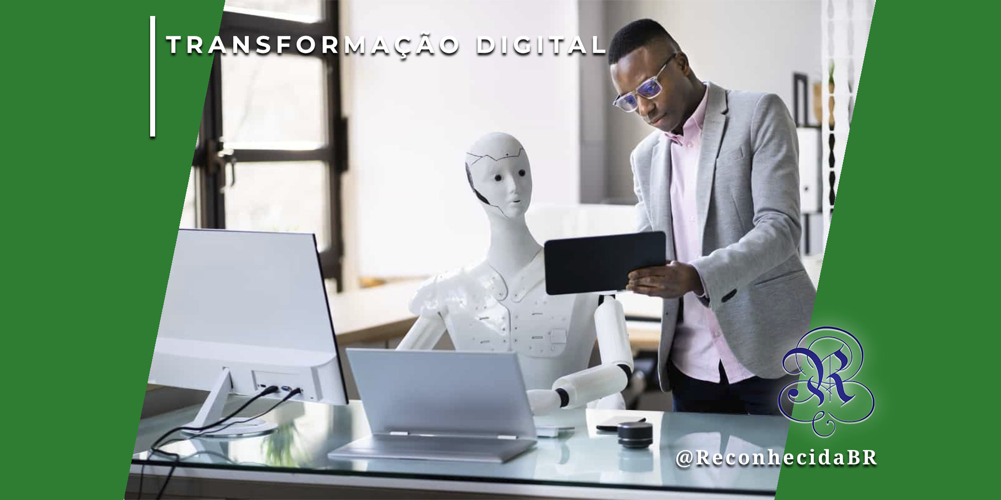 Um homem negro de terno cinza e óculos observa um robô humanoide branco sentado à frente de um laptop em um escritório moderno. O homem segura um tablet enquanto colabora com a máquina. No canto superior esquerdo, o selo 'TRANSFORMAÇÃO DIGITAL' em fundo verde e, no inferior direito, o logotipo do portal Reconhecida com o @ReconhecidaBR.