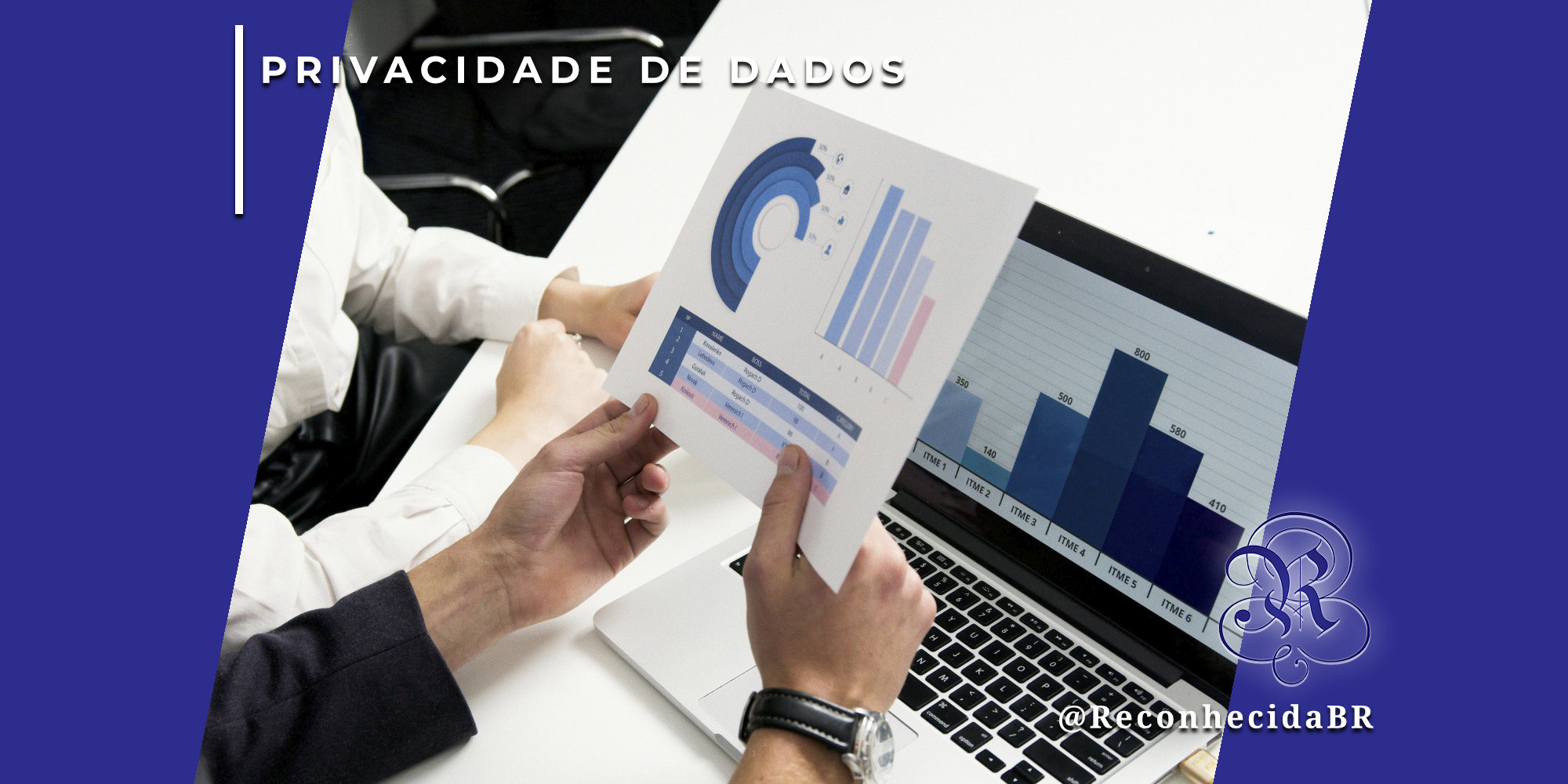 Uma pessoa segura uma folha de papel com gráficos circulares e de barras enquanto analisa dados em um notebook, que exibe um gráfico de barras azul. Outra pessoa ao lado acompanha a análise sobre uma mesa branca. No canto superior esquerdo, o selo 'PRIVACIDADE DE DADOS' em fundo branco e, no inferior direito, o logotipo do portal Reconhecida com o @ReconhecidaBR.