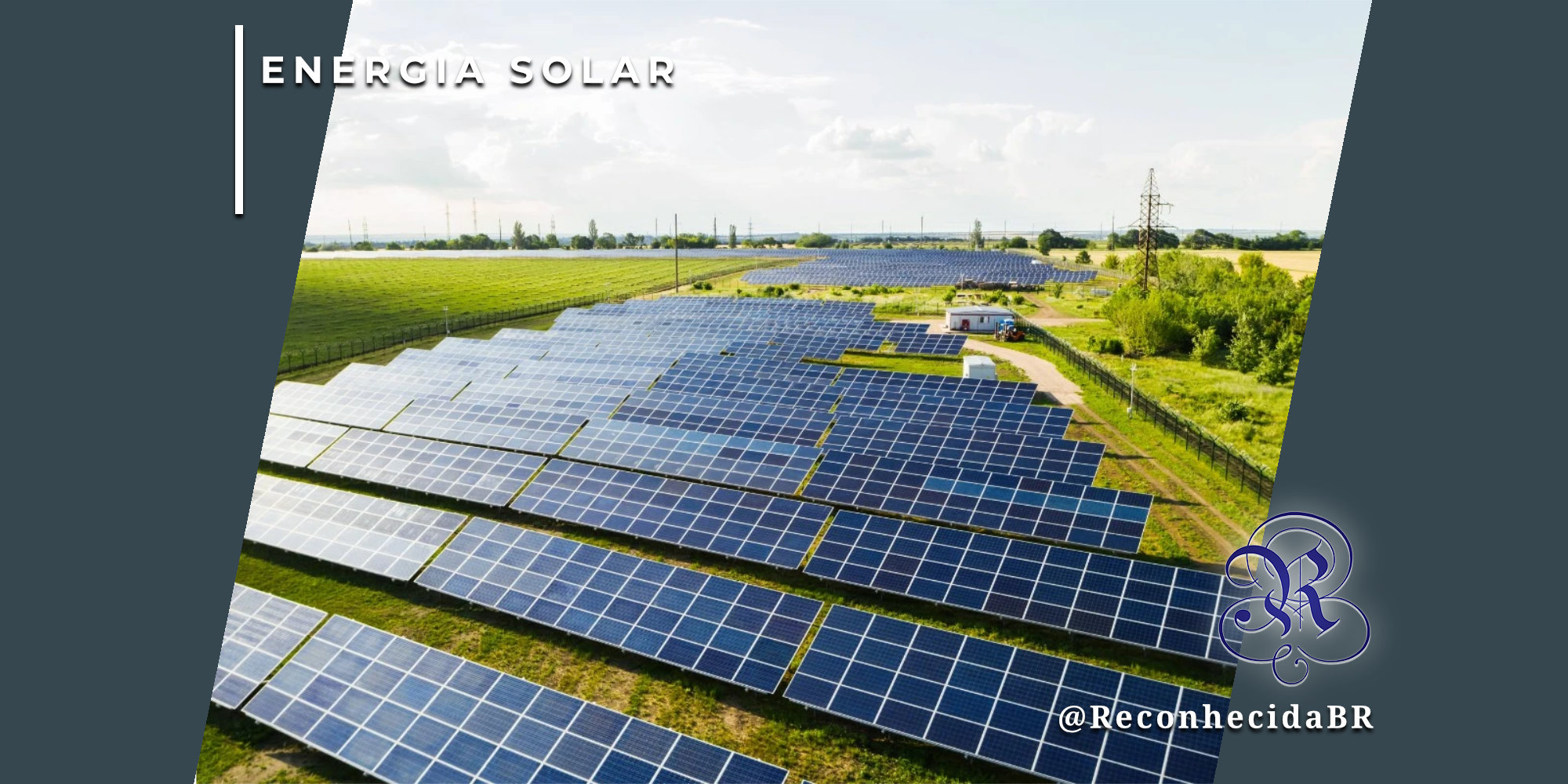 Visão aérea panorâmica de uma vasta usina solar com fileiras de painéis fotovoltaicos azuis instalados em um campo verde sob céu claro. No canto superior esquerdo, o selo 'ENERGIA SOLAR' em fundo branco e, no inferior direito, o logotipo do portal Reconhecida com o @ReconhecidaBR.