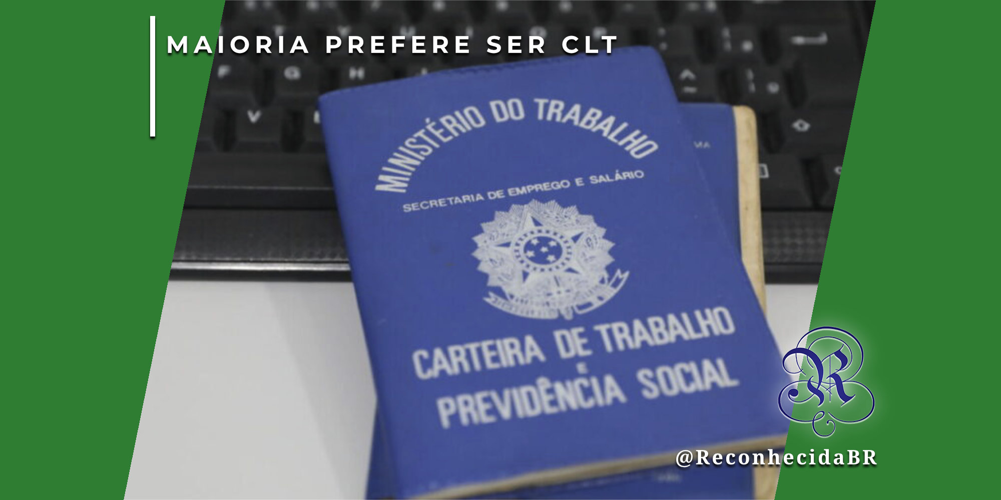 Close de uma Carteira de Trabalho e Previdência Social (CTPS) azul sobre um teclado de computador preto. No topo esquerdo, o selo 'MAIORIA PREFERE SER CLT' em fundo branco e, no inferior direito, o logotipo do portal Reconhecida com o @ReconhecidaBR.