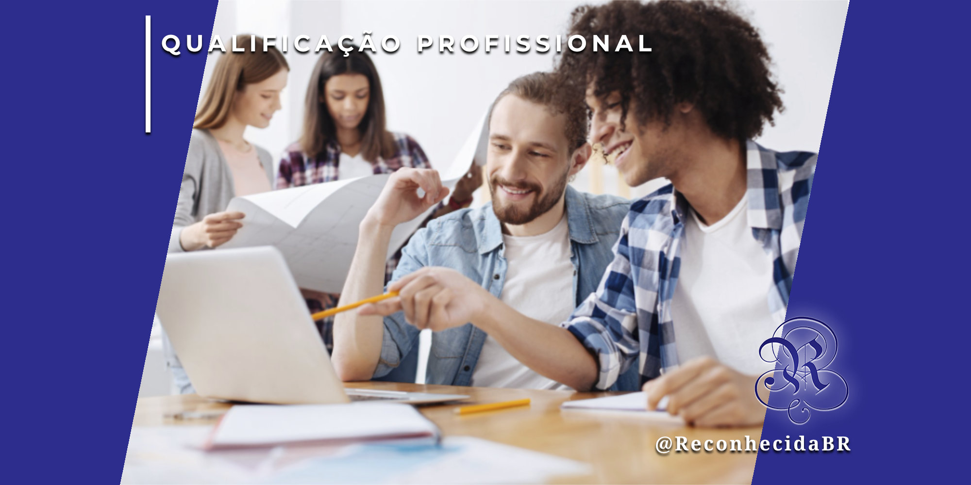 Foto de quatro jovens em um ambiente de escritório colaborativo. Dois rapazes estão sentados à mesa; um aponta para a tela de um notebook com um lápis enquanto o outro observa sorrindo. Ao fundo, duas moças analisam um grande papel impresso. No canto superior esquerdo, o selo 'QUALIFICAÇÃO PROFISSIONAL' em fundo branco e, no inferior direito, o logotipo do portal Reconhecida com o @ReconhecidaBR.
