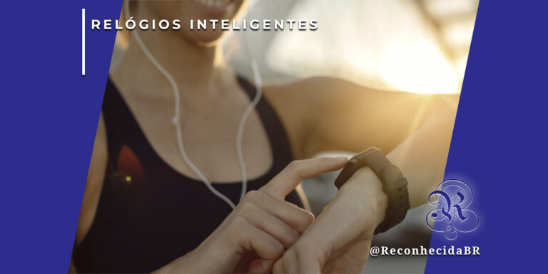 Mulher praticando exercícios ao ar livre sob a luz do sol, vestindo top esportivo preto e fones de ouvido. Ela toca a tela de um relógio inteligente (smartwatch) preto em seu pulso esquerdo. No canto superior esquerdo, o selo 'RELÓGIOS INTELIGENTES' em fundo branco e, no inferior direito, o logotipo do portal Reconhecida com o @ReconhecidaBR.