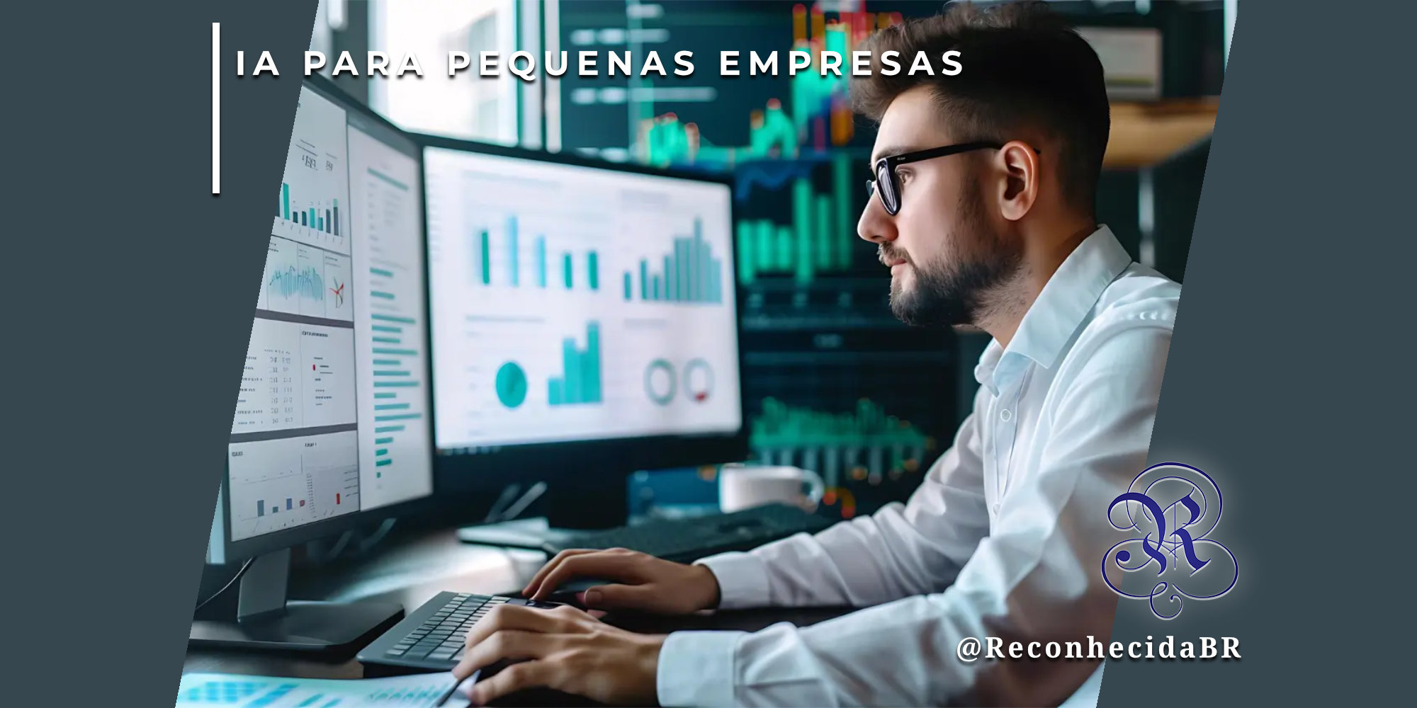 Um homem jovem de óculos e camisa branca trabalha concentrado diante de dois monitores que exibem diversos gráficos de barras e dados analíticos coloridos. No canto superior esquerdo, o selo 'IA PARA PEQUENAS EMPRESAS' em fundo branco e, no inferior direito, o logotipo do portal Reconhecida com o @ReconhecidaBR.