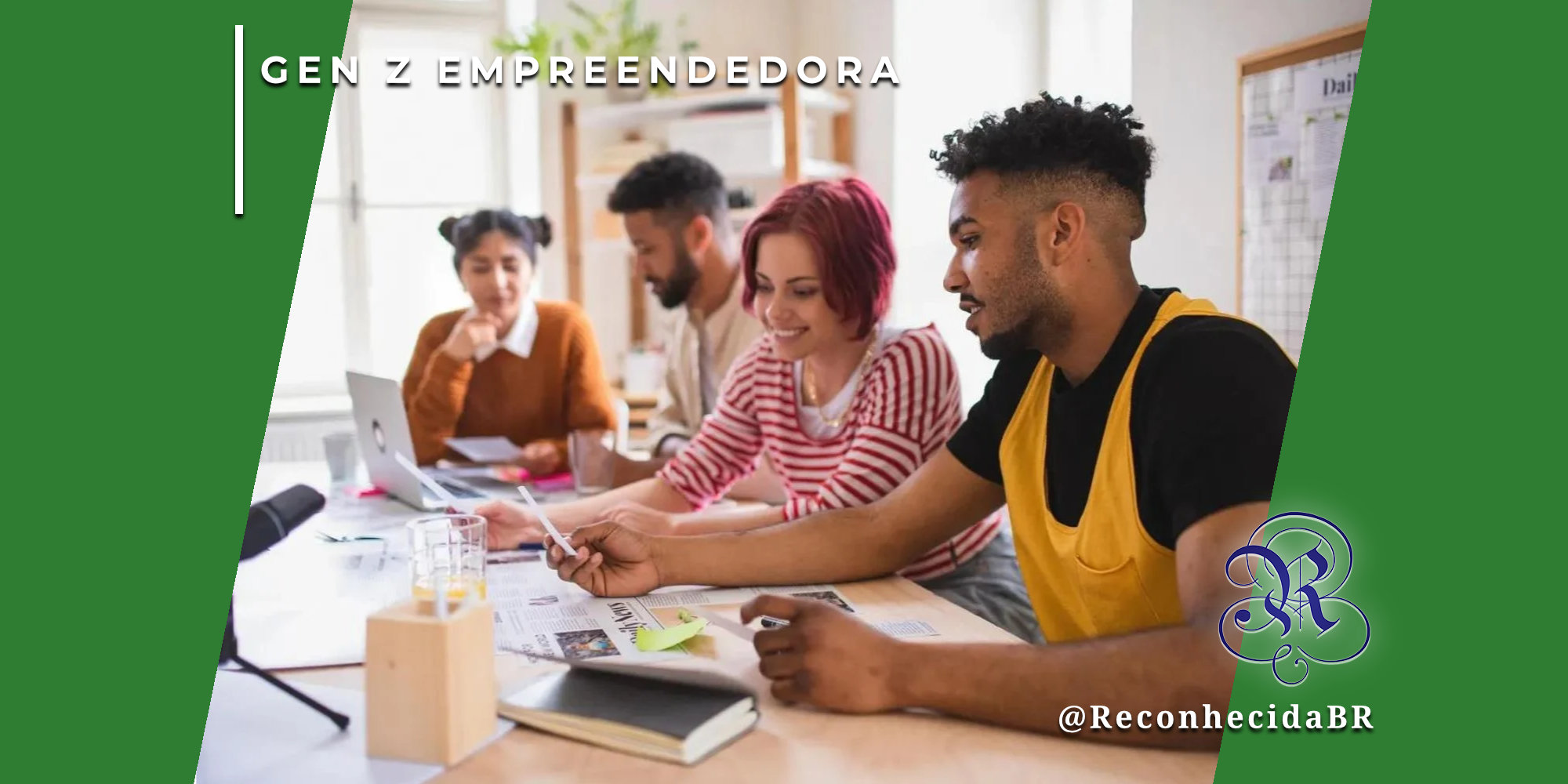 Quatro jovens profissionais da Geração Z — dois homens e duas mulheres — trabalhando colaborativamente em uma mesa de escritório moderna. Eles analisam documentos e utilizam um notebook em um ambiente iluminado. No canto superior esquerdo, o selo 'GEN Z EMPREENDEDORA' sobre fundo verde; no inferior direito, o logotipo do portal Reconhecida com o @ReconhecidaBR.