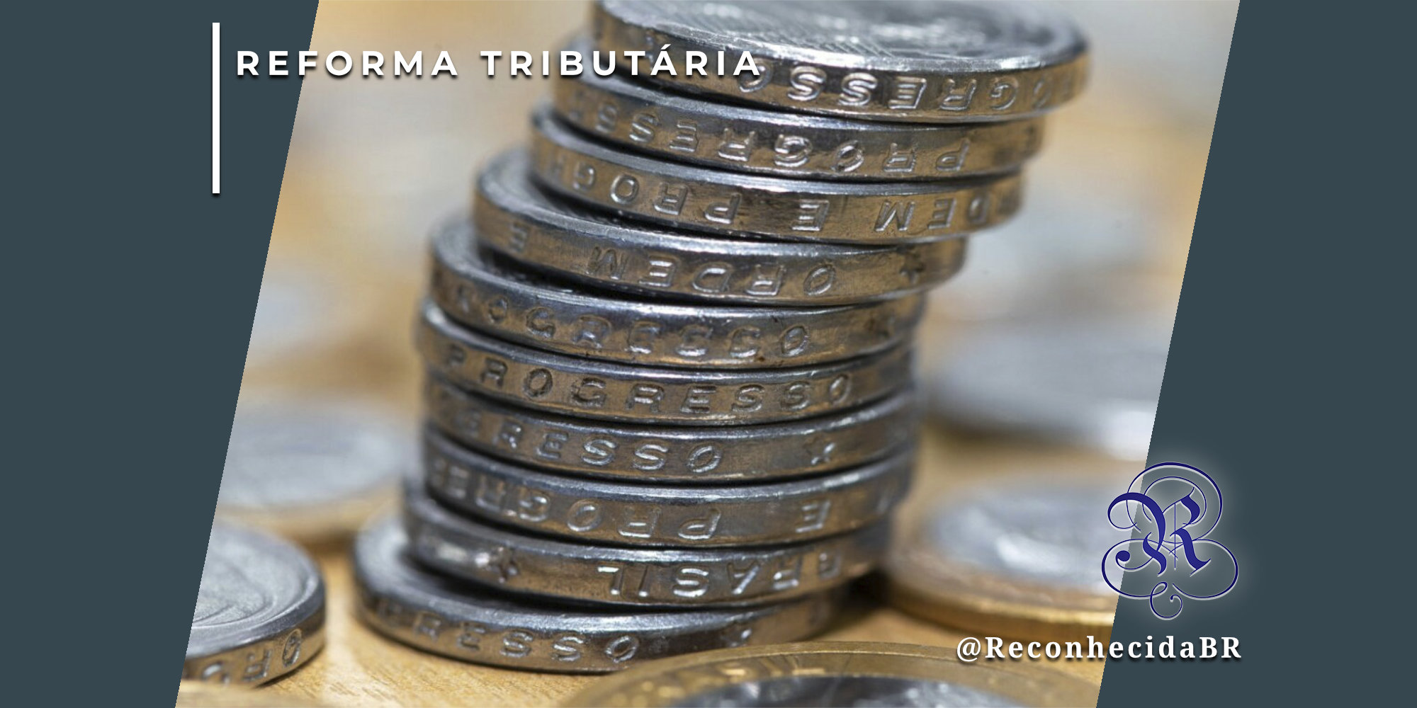 Close-up de uma pilha de moedas de Real (BRL) levemente inclinada, com foco nos detalhes das bordas onde se lê 'Ordem e Progresso'. No canto superior esquerdo, o selo 'REFORMA TRIBUTÁRIA' em fundo branco e, no inferior direito, o logotipo do portal Reconhecida com o @ReconhecidaBR.