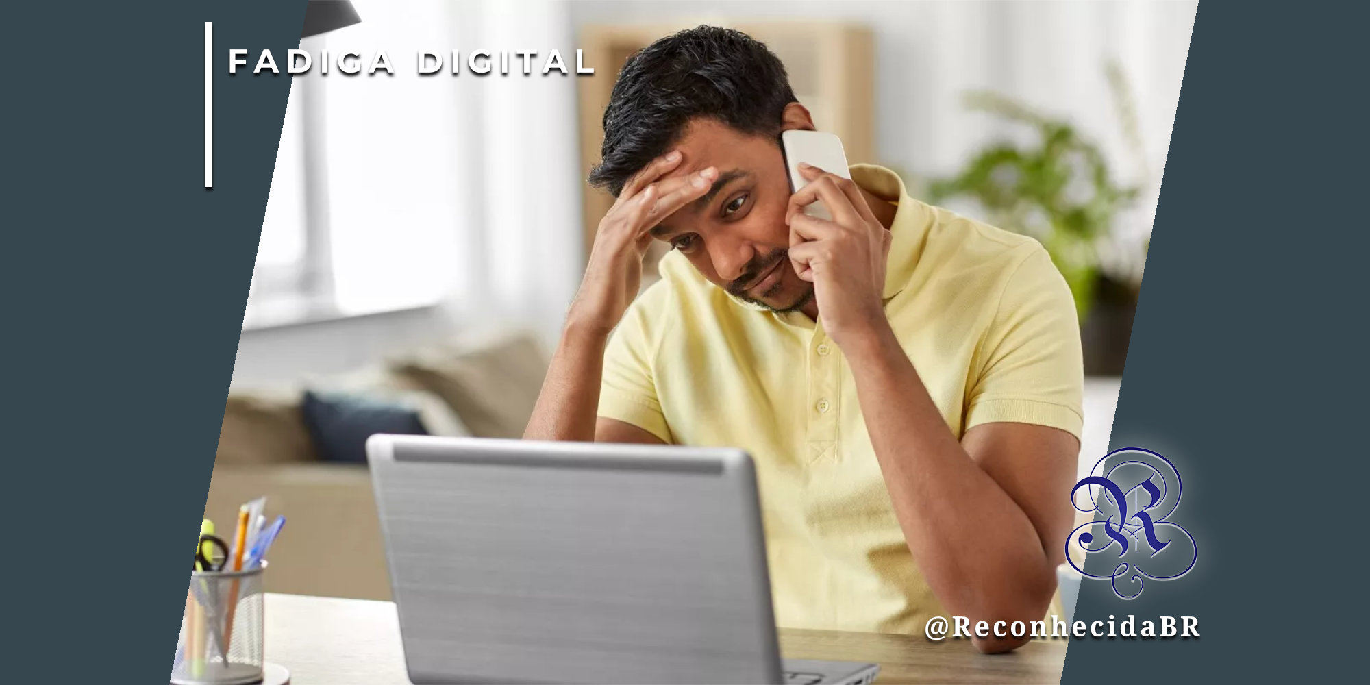 Homem jovem de camiseta amarela sentado à frente de um laptop cinza aberto em uma mesa. Ele demonstra exaustão, com a mão esquerda na testa e o olhar para baixo, enquanto segura um smartphone no ouvido direito. No canto superior esquerdo, o selo 'FADIGA DIGITAL' em branco; no inferior direito, o logotipo do portal Reconhecida com o @ReconhecidaBR.