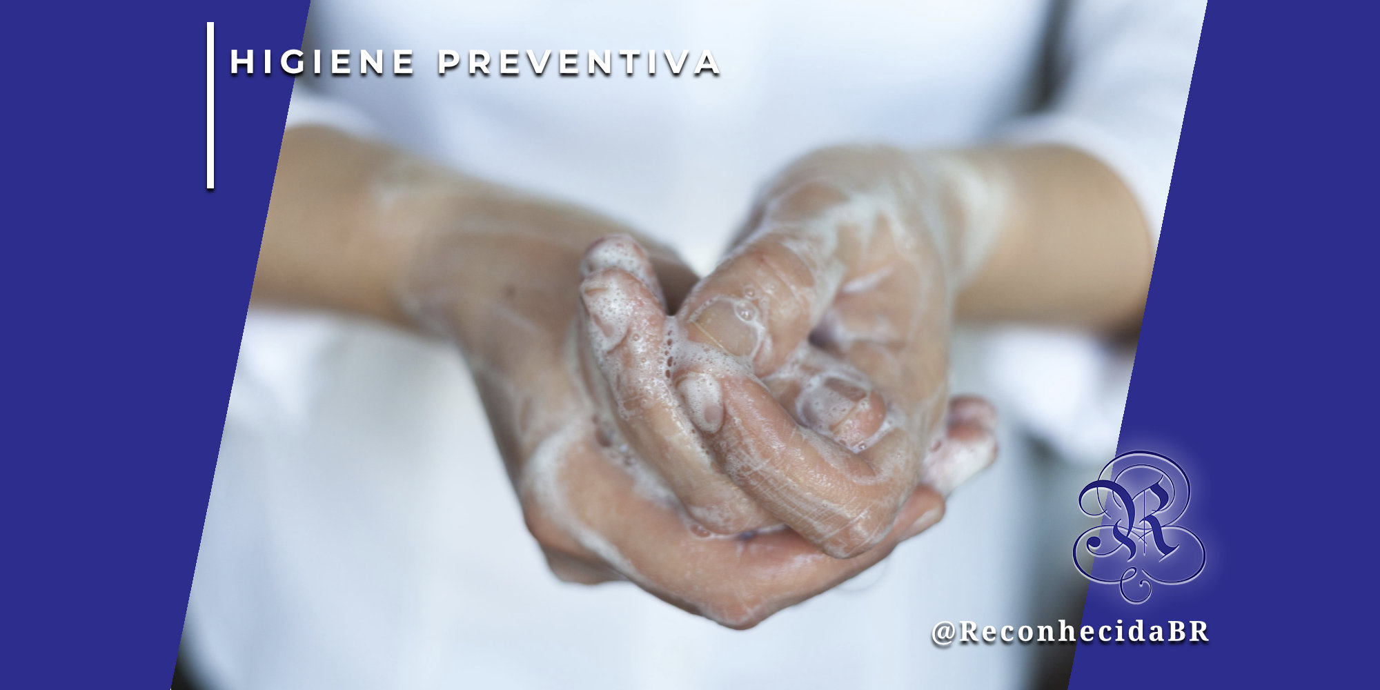 Close-up de duas mãos sendo ensaboadas com espuma branca abundante, em um gesto de higienização cuidadosa. Ao fundo, o jaleco branco de um profissional de saúde sugere um ambiente clínico. No canto superior esquerdo, o selo 'HIGIENE PREVENTIVA' em fundo branco e, no inferior direito, o logotipo do portal Reconhecida com o @ReconhecidaBR.