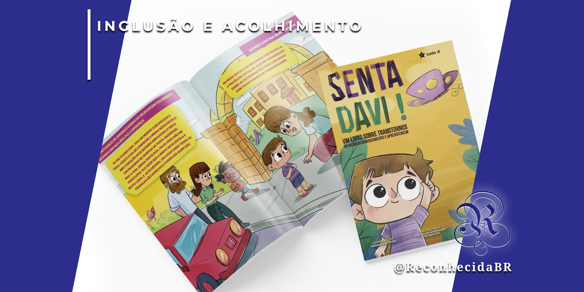 Ilustração do livro infantil 'Senta Davi!', aberto exibindo páginas coloridas com personagens de uma escola e a capa que mostra um menino sorridente apontando para cima com uma borboleta ao lado. No canto superior esquerdo, o selo 'INCLUSÃO E ACOLHIMENTO' em fundo branco e, no inferior direito, o logotipo do portal Reconhecida com o @ReconhecidaBR.