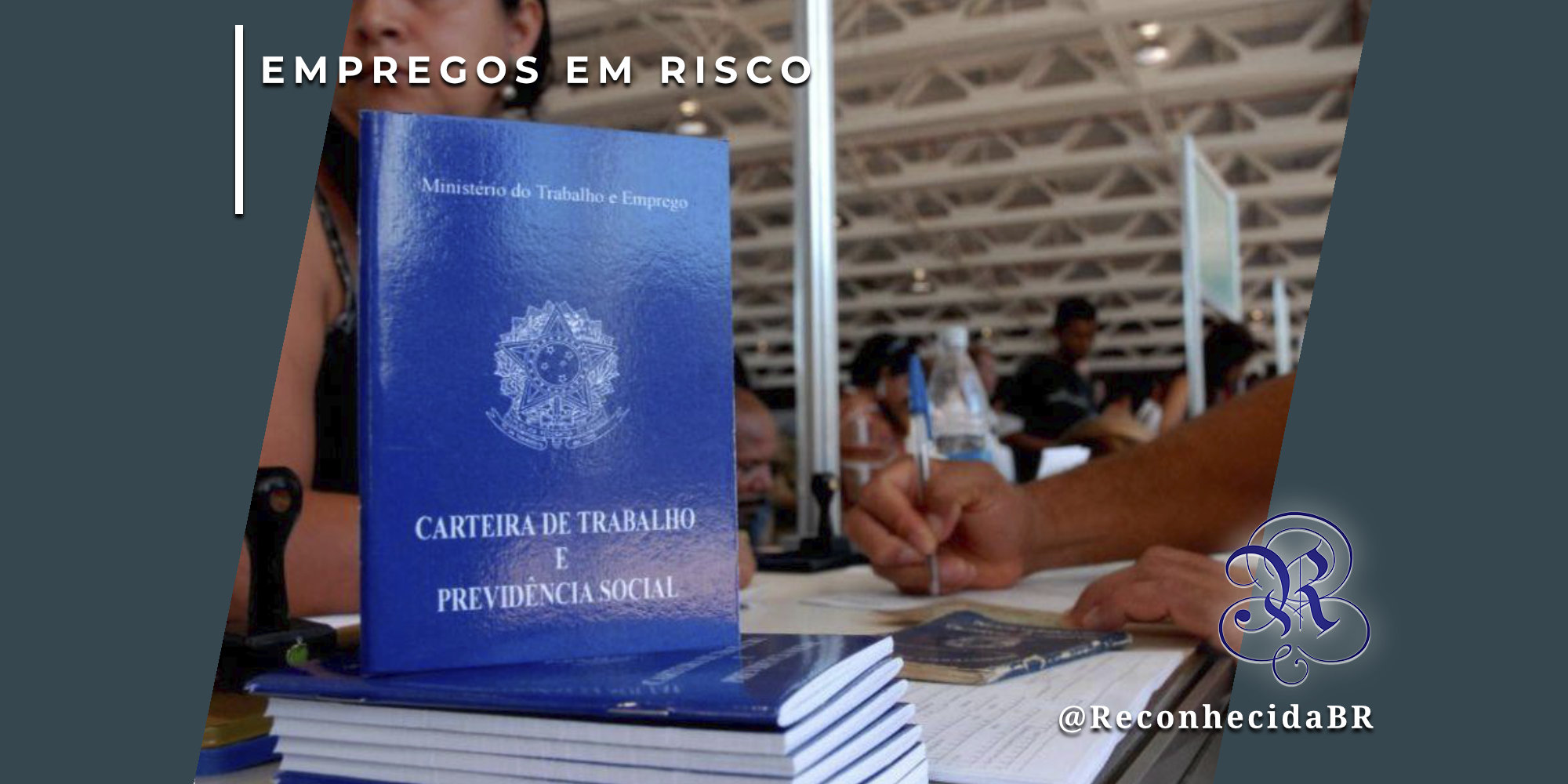 Close de uma Carteira de Trabalho e Previdência Social (CTPS) azul em destaque sobre uma mesa. Ao fundo, uma mão segura uma caneta para assinar documentos em um ambiente que sugere um feirão de empregos ou posto de atendimento. No canto superior esquerdo, o selo 'EMPREGOS EM RISCO' em fundo branco e, no inferior direito, o logotipo do portal Reconhecida com o @ReconhecidaBR.