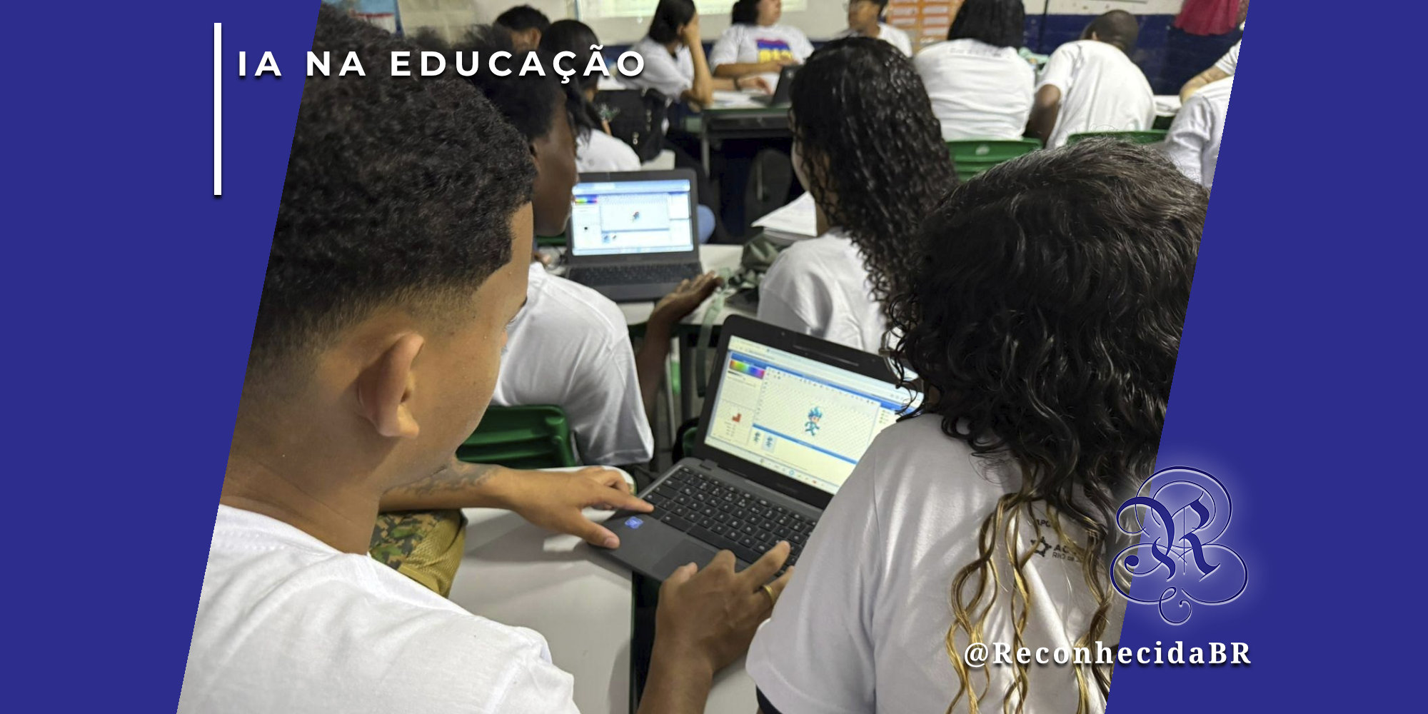 Estudantes em uma sala de aula utilizando notebooks para atividades digitais. Em primeiro plano, um jovem e uma jovem observam a tela de um computador que exibe um software de edição gráfica. No canto superior esquerdo, o selo 'IA NA EDUCAÇÃO' sobre fundo azul; no inferior direito, o logotipo do portal Reconhecida com @ReconhecidaBR.
