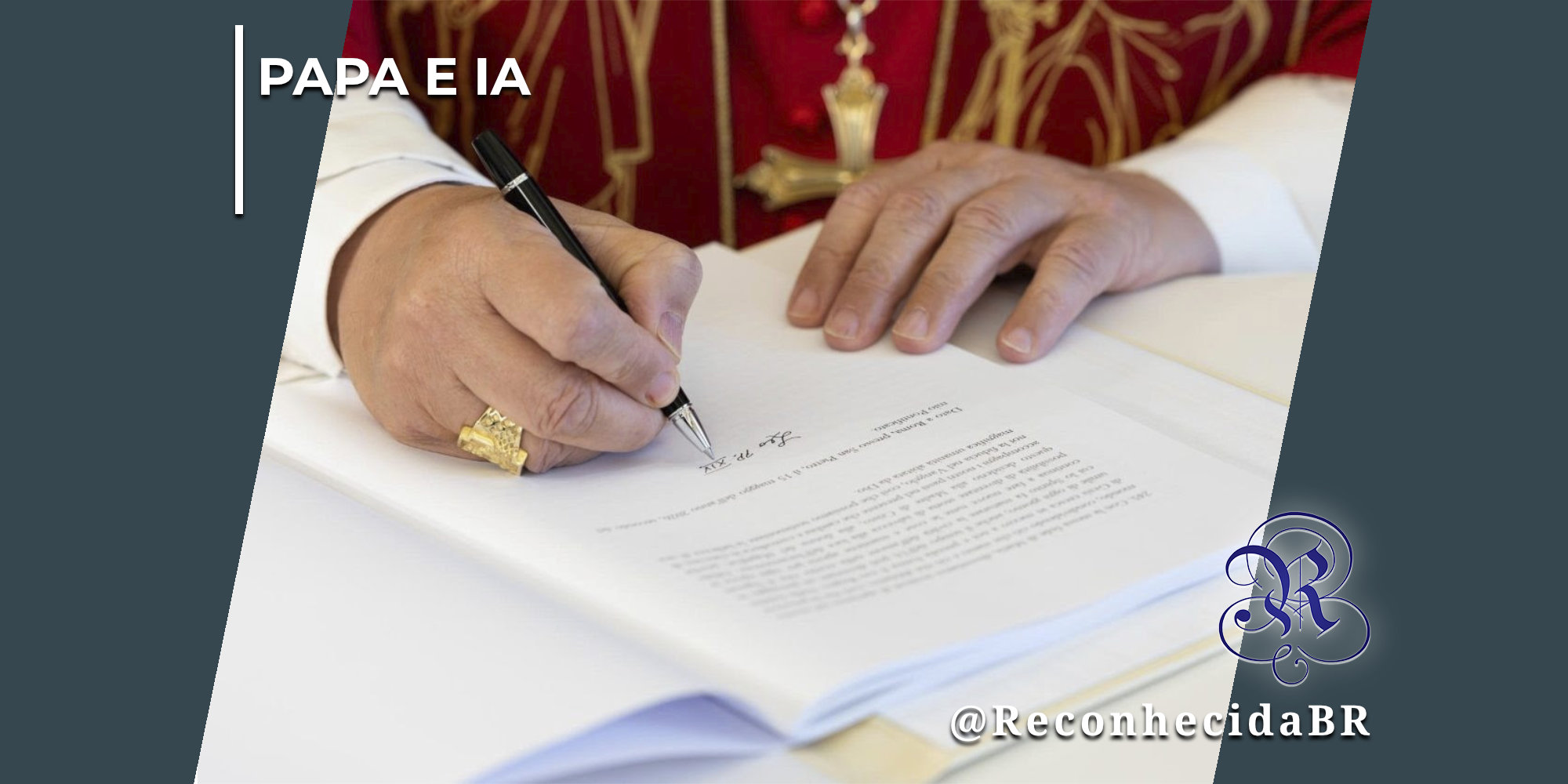 Close nas mãos do pontífice vestindo trajes papais vermelhos e brancos. A mão esquerda, que exibe um grande anel de ouro, segura uma caneta-tinteiro preta enquanto assina um documento oficial em latim ou italiano, onde se lê a assinatura Leo PP. XIV. No canto superior esquerdo, aparece o selo PAPA E IA em branco; no canto inferior direito, o logotipo do portal Reconhecida com o @ReconhecidaBR.