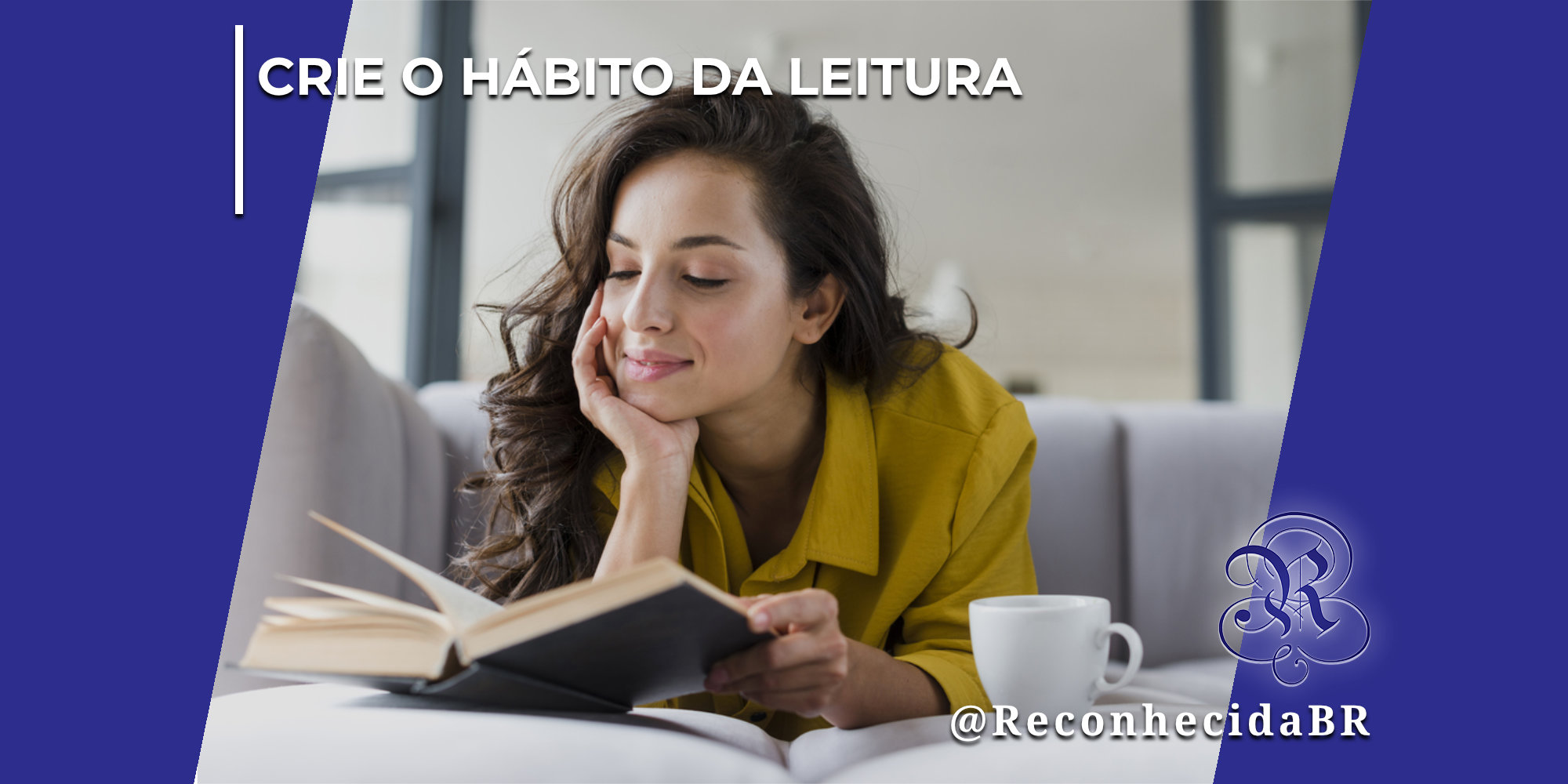 Mulher jovem de cabelos escuros e ondulados deitada confortavelmente em um sofá cinza, vestindo uma camisa amarela. Ela apoia o rosto na mão direita enquanto sorri levemente ao ler um livro aberto. Ao lado do livro, há uma xícara branca de café ou chá. No canto superior esquerdo, há o selo CRIE O HÁBITO DA LEITURA em branco sobre fundo azul e, no inferior direito, o logotipo do portal Reconhecida com o @ReconhecidaBR.