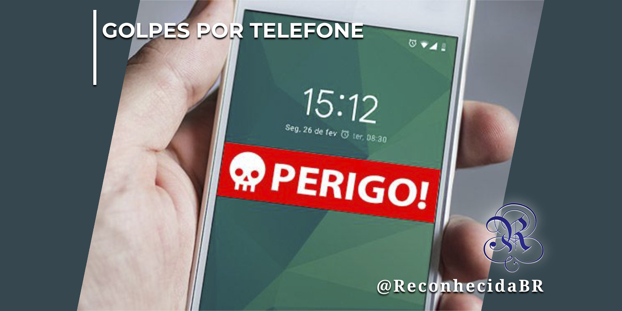 Uma mão segura um smartphone com tela de bloqueio verde exibindo o horário 15:12. Uma barra vermelha horizontal no centro da tela exibe um ícone de caveira branca e a palavra "PERIGO!" em letras maiúsculas. No canto superior esquerdo, há o selo "GOLPES POR TELEFONE" em letras brancas; no inferior direito, o logotipo do portal Reconhecida com o @ReconhecidaBR.