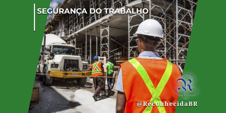 Homem de costas em primeiro plano, vestindo colete reflexivo laranja e capacete de proteção branco em um canteiro de obras de construção civil. Ao fundo, estruturas metálicas de um prédio em construção, um caminhão betoneira amarelo e branco, e outros dois operários caminhando de colete reflexivo e capacetes azul e verde. No canto superior esquerdo, há o selo "SEGURANÇA DO TRABALHO" em letras brancas; no inferior direito, o logotipo do portal Reconhecida com o @ReconhecidaBR.