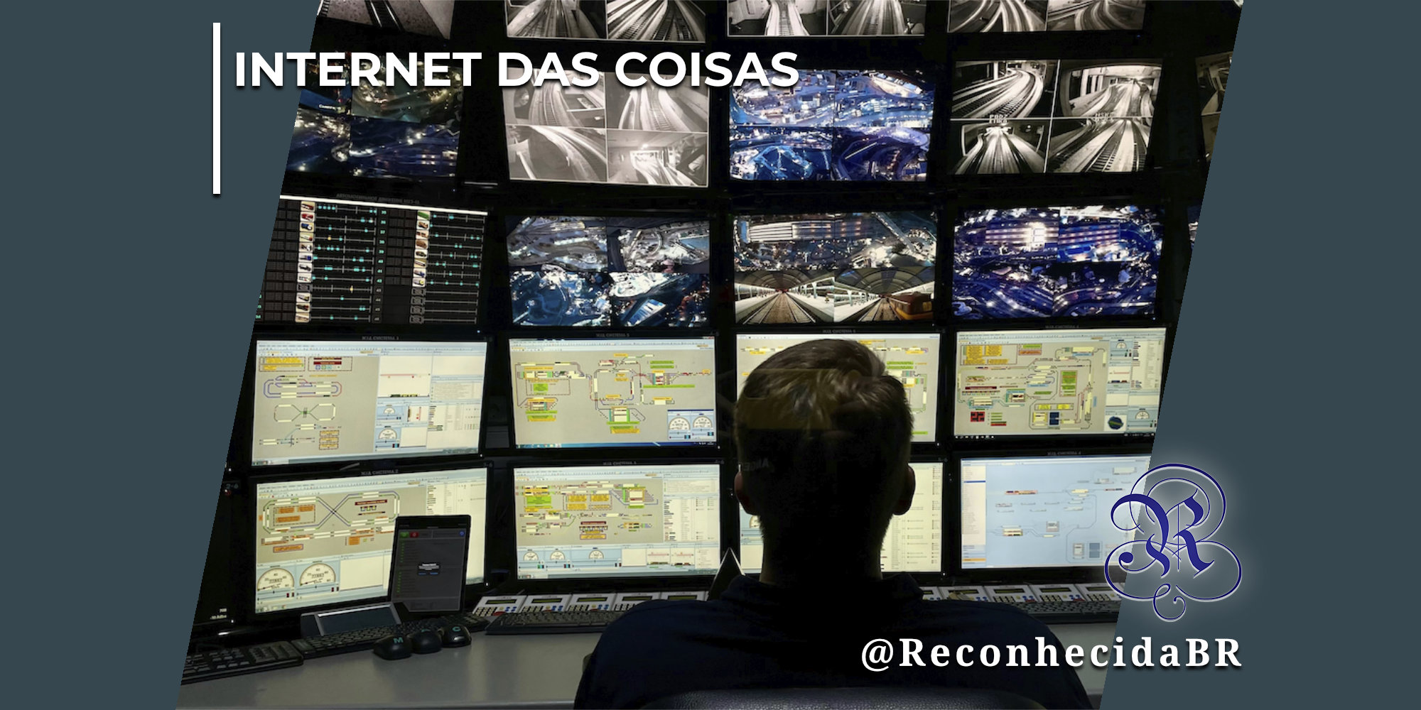 Operador de costas diante de uma grande parede de monitores em uma sala de controle ou centro de operações. As telas superiores exibem imagens de câmeras de monitoramento de ferrovias e túneis, enquanto as telas inferiores mostram softwares com diagramas técnicos e fluxos de dados de redes conectadas. No canto superior esquerdo, há o selo INTERNET DAS COISAS em letras brancas; no inferior direito, o logotipo do portal Reconhecida com o @ReconhecidaBR.
