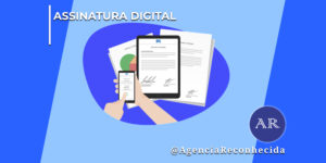 Ilustração digital em vetor exibindo mãos que seguram um smartphone e um tablet alinhados verticalmente, mostrando documentos na tela com assinaturas eletrônicas cursivas. Ao fundo das telas, aparecem folhas de papel impressas com gráficos de pizza e a inscrição CONTRACT #01122018. No canto superior esquerdo, há o selo ASSINATURA DIGITAL em letras brancas; no canto inferior direito, destaca-se o logotipo redondo AR com o @AgenciaReconhecida.