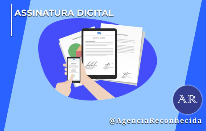 Ilustração digital em vetor exibindo mãos que seguram um smartphone e um tablet alinhados verticalmente, mostrando documentos na tela com assinaturas eletrônicas cursivas. Ao fundo das telas, aparecem folhas de papel impressas com gráficos de pizza e a inscrição CONTRACT #01122018. No canto superior esquerdo, há o selo ASSINATURA DIGITAL em letras brancas; no canto inferior direito, destaca-se o logotipo redondo AR com o @AgenciaReconhecida.