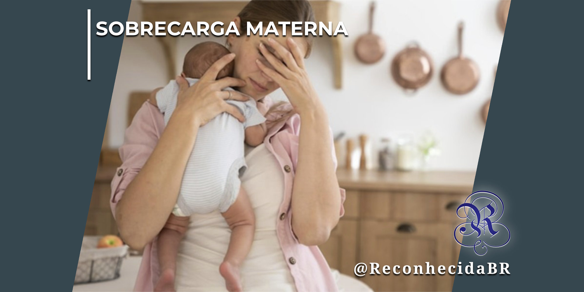 Mulher jovem em uma cozinha, vestindo camisa rosa aberta sobre blusa branca, segura um bebê recém-nascido de costas contra o seu ombro esquerdo. Ela está com os olhos fechados e cobre o rosto com a mão direita em um gesto de exaustão profunda ou cansaço. Ao fundo, a cozinha exibe armários de madeira clara e panelas de cobre penduradas na parede. No canto superior esquerdo, aparece o selo SOBRECARGA MATERNA em letras brancas; no inferior direito, o logotipo do portal Reconhecida com o @ReconhecidaBR.