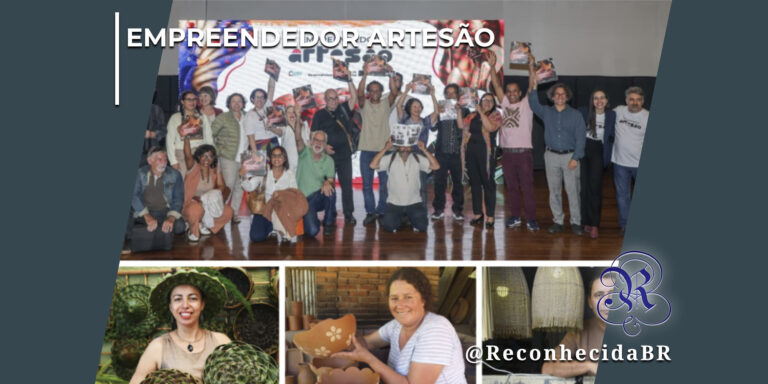 Arte dividida em duas seções horizontais. Na parte superior, um grande grupo de cerca de vinte artesãos e instrutores posa sorrindo e celebrando em cima de um palco de madeira, com muitos deles erguendo certificados ou cartilhas impressas. Ao fundo, há um painel digital com o logotipo oficial do programa. Na parte inferior, três fotos menores lado a lado mostram artesãos trabalhando: à esquerda, uma mulher com chapéu trançado cercada por cestarias verdes; ao centro, uma mulher sorridente segura uma bacia de cerâmica moldada em um ateliê de tijolos; à direita, um homem aparece ao lado de grandes luminárias de palha trançada. No canto superior esquerdo, lê-se o selo EMPREENDEDOR ARTESÃO em letras brancas; no inferior direito, o logotipo do portal Reconhecida com o @ReconhecidaBR.