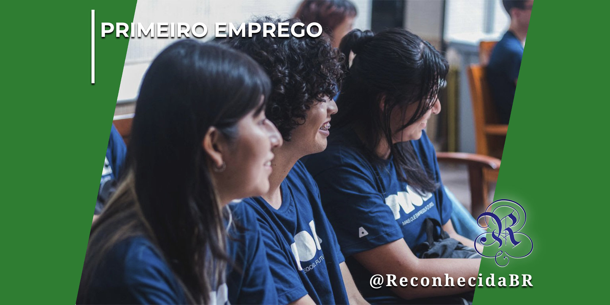 Três jovens, duas mulheres e um rapaz com cabelo cacheado ao centro, sentados lado a lado de perfil em um ambiente de treinamento ou sala de aula. Eles vestem camisetas escuras idênticas com estampas de projetos de capacitação e aparecem sorrindo ou prestando atenção à frente. No canto superior esquerdo, há o selo PRIMEIRO EMPREGO em letras brancas; no inferior direito, o logotipo do portal Reconhecida com o @ReconhecidaBR.