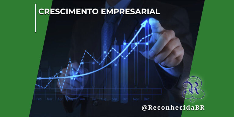 Homem vestindo terno escuro e gravata azul aponta o dedo indicador direito para a tela, interagindo com um gráfico holográfico luminoso e azul de crescimento. O gráfico exibe barras verticais e linhas de tendência ascendentes mapeadas com abreviações dos meses do ano de Feb a Dec. No canto superior esquerdo, há o selo CRESCIMENTO EMPRESARIAL em letras brancas; no inferior direito, o logotipo do portal Reconhecida com o @ReconhecidaBR.