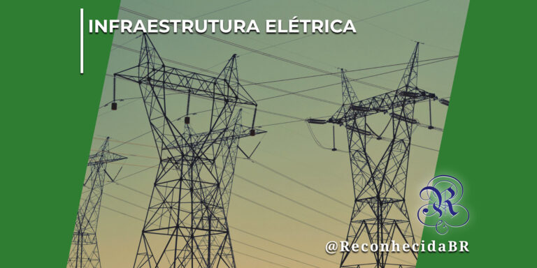 Torres de transmissão de energia elétrica de alta tensão feitas de metal escuro interligadas por diversos cabos sob um céu com tons de verde e amarelo ao entardecer. No topo esquerdo, exibe o texto "Infraestrutura Elétrica" e, no canto inferior direito, o logotipo clássico do portal Reconhecida com a assinatura @ReconhecidaBR.