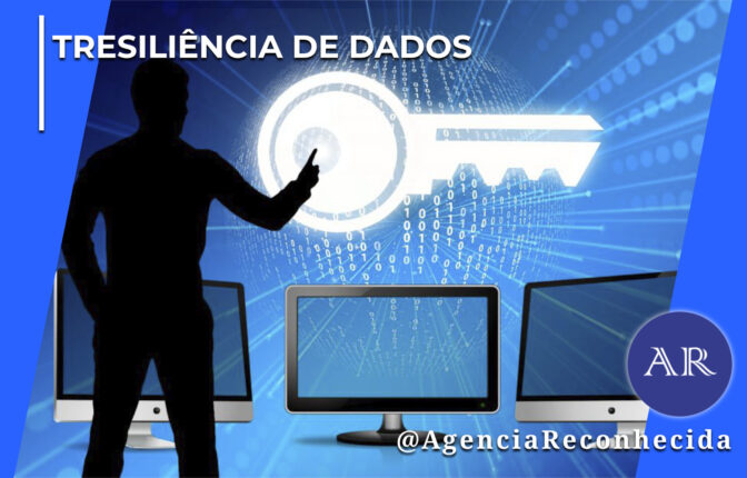 Silhueta preta de um homem de costas apontando o dedo indicador para um grande holograma de chave branca brilhante. A chave flutua sobre um globo digital feito de códigos binários em fundo azul tecnológico. Abaixo do holograma, há três monitores de computador alinhados. No canto superior esquerdo, aparece o selo TRESILIÊNCIA DE DADOS em letras brancas; no canto inferior direito, destaca-se o logotipo redondo AR com o @AgenciaReconhecida.