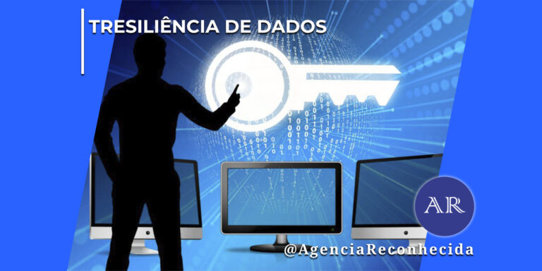 Silhueta preta de um homem de costas apontando o dedo indicador para um grande holograma de chave branca brilhante. A chave flutua sobre um globo digital feito de códigos binários em fundo azul tecnológico. Abaixo do holograma, há três monitores de computador alinhados. No canto superior esquerdo, aparece o selo TRESILIÊNCIA DE DADOS em letras brancas; no canto inferior direito, destaca-se o logotipo redondo AR com o @AgenciaReconhecida.