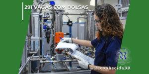 Uma mulher jovem de cabelos cacheados, usando óculos de proteção, luvas brancas e uniforme azul-escuro, anota dados em uma prancheta. Ela está de perfil, operando em um laboratório industrial ou de engenharia repleto de tubulações de metal, cilindros e painéis de controle. No topo esquerdo, destaca-se o texto "291 Vagas com Bolsas" e, no canto inferior direito, o logotipo clássico do portal Reconhecida com a assinatura @ReconhecidaBR.