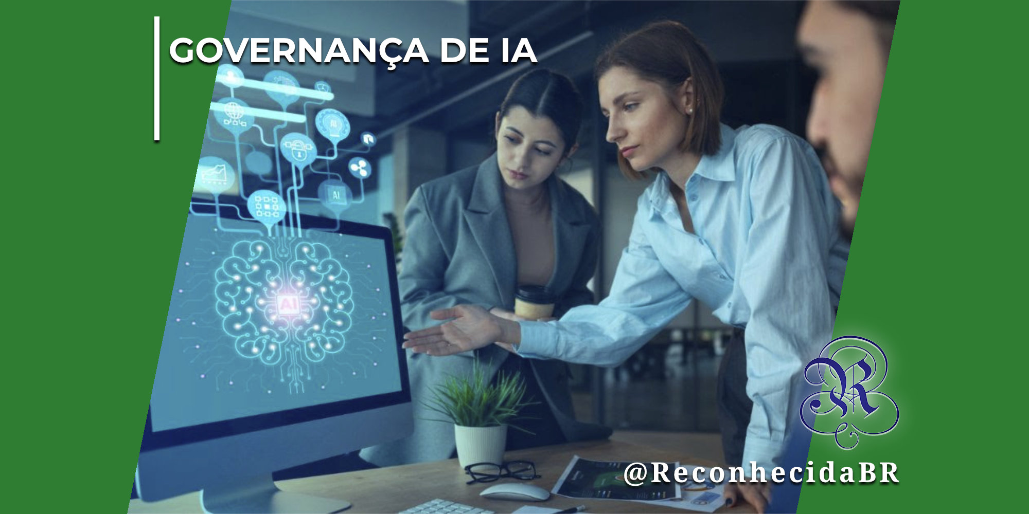 Duas mulheres profissionais em um escritório moderno analisam a tela de um computador desktop de perfil. A mulher à frente, vestindo camisa social azul claro, aponta para o monitor que exibe o holograma luminoso de um cérebro digital conectado a ícones de dados e segurança com a sigla AI. A segunda mulher, vestindo blazer cinza e segurando um copo de café, observa atentamente a explicação. No canto superior esquerdo, há o selo GOVERNANÇA DE IA em letras brancas; no inferior direito, o logotipo do portal Reconhecida com o @ReconhecidaBR.