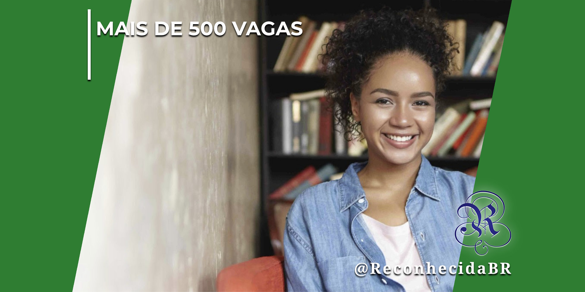 Uma mulher jovem negra e sorridente, com cabelos cacheados e vestindo camisa jeans aberta sobre uma blusa clara, sentada em uma poltrona vermelha. Ao fundo, há uma estante repleta de livros de forma levemente desfocada e uma parede rústica à esquerda. No topo esquerdo, destaca-se o texto "Mais de 500 Vagas" e, no canto inferior direito, o logotipo clássico do portal Reconhecida com a assinatura @ReconhecidaBR.