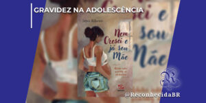 Capa do livro "Nem Cresci e já sou Mãe", da autora Joyce Ribeiro, Centralizada sobre um fundo azul escuro desfocado. A capa exibe a pintura de uma jovem grávida de perfil, usando shorts jeans e blusa branca curta, olhando para uma janela. No topo esquerdo da imagem, lê-se "Gravidez na Adolescência" e, no canto inferior direito, o logotipo do portal Reconhecida com a assinatura @ReconhecidaBR.