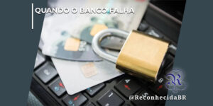 Visão de cima e em diagonal mostrando um cadeado dourado de metal fechado posicionado sobre dois cartões de crédito ou débito com chip eletrônico. Os cartões estão dispostos em cima do teclado preto de um computador notebook. No canto superior esquerdo, aparece o selo QUANDO O BANCO FALHA em letras brancas; no inferior direito, o logotipo do portal Reconhecida com o @ReconhecidaBR.