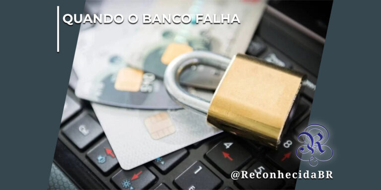 Visão de cima e em diagonal mostrando um cadeado dourado de metal fechado posicionado sobre dois cartões de crédito ou débito com chip eletrônico. Os cartões estão dispostos em cima do teclado preto de um computador notebook. No canto superior esquerdo, aparece o selo QUANDO O BANCO FALHA em letras brancas; no inferior direito, o logotipo do portal Reconhecida com o @ReconhecidaBR.