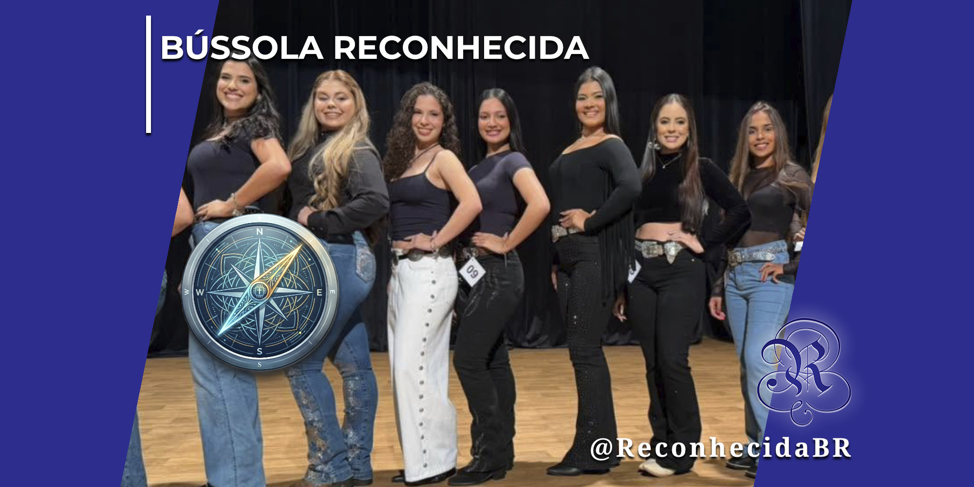 Sete jovens mulheres posando juntas e sorridentes em um palco com cortinas pretas ao fundo, vestindo roupas casuais como jeans, tops e cintos com fivelas estilo country. À esquerda, há um ícone gráfico de uma bússola dourada e azul. No topo esquerdo, o título "Bússola Reconhecida" e, no canto inferior direito, o logotipo clássico do portal Reconhecida com a assinatura @ReconhecidaBR.
