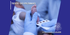 Mãos de um profissional de saúde vestindo luvas cirúrgicas azuis seguram delicadamente o pé de um bebê recém-nascido para realizar a coleta de sangue do calcanhar. Logo abaixo do pé do bebê, o profissional posiciona um cartão de papel de filtro específico para o Teste do Pezinho, exibindo círculos preenchidos com gotas de sangue coletadas. No canto superior esquerdo, aparece o selo TESTE DO PEZINHO em letras brancas; no inferior direito, o logotipo do portal Reconhecida com o @ReconhecidaBR.