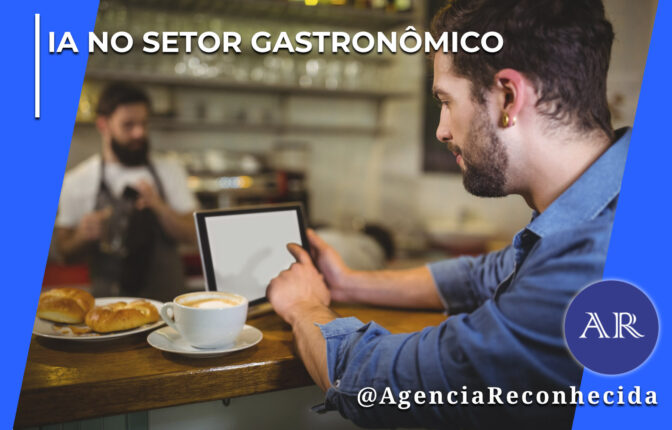Homem de perfil usando camisa jeans e apontando para a tela em branco de um tablet sobre o balcão de uma cafeteria. Ao lado do tablet, há uma xícara de café com leite e um prato com pães doces. Ao fundo, um atendente desfocado trabalha atrás do balcão. No topo esquerdo, destaca-se o texto "IA no Setor Gastronômico" e, no canto inferior direito, o logotipo redondo azul com as letras "AR" e o texto @AgenciaReconhecida.