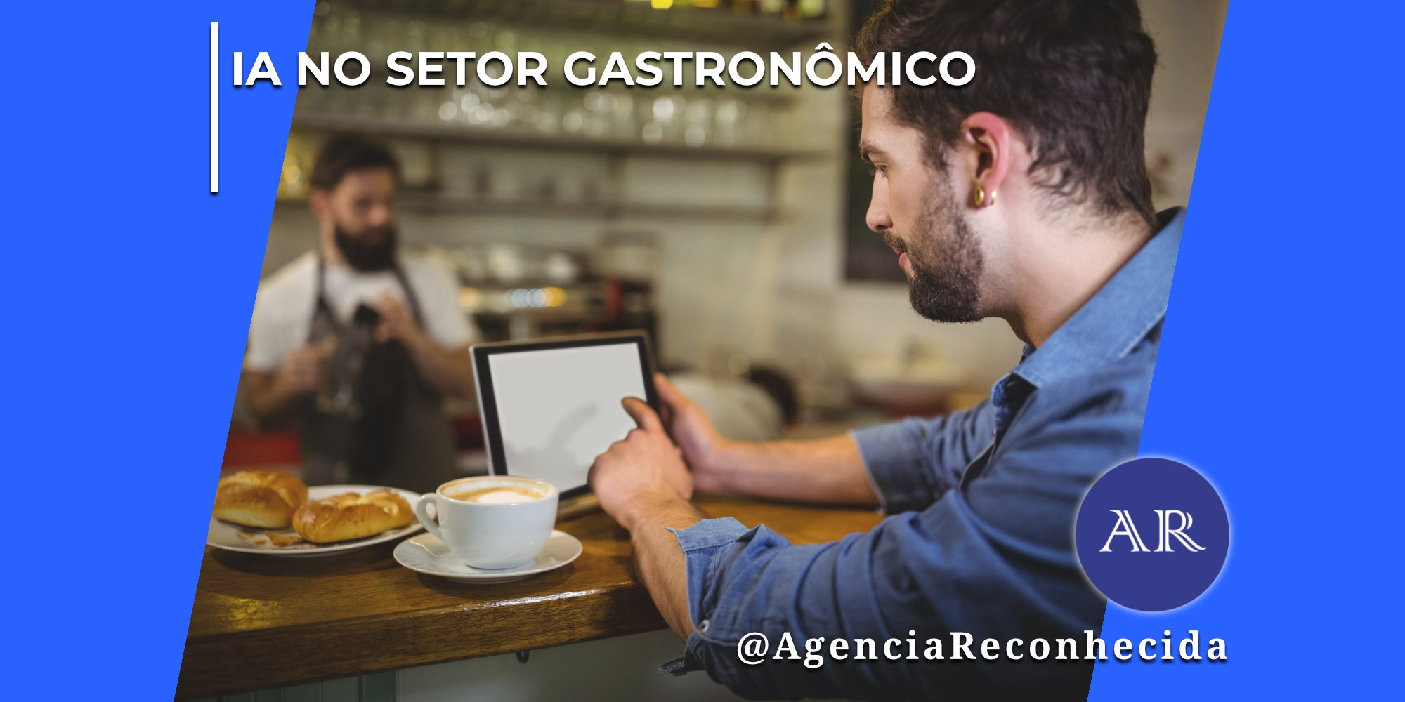 Homem de perfil usando camisa jeans e apontando para a tela em branco de um tablet sobre o balcão de uma cafeteria. Ao lado do tablet, há uma xícara de café com leite e um prato com pães doces. Ao fundo, um atendente desfocado trabalha atrás do balcão. No topo esquerdo, destaca-se o texto "IA no Setor Gastronômico" e, no canto inferior direito, o logotipo redondo azul com as letras "AR" e o texto @AgenciaReconhecida.