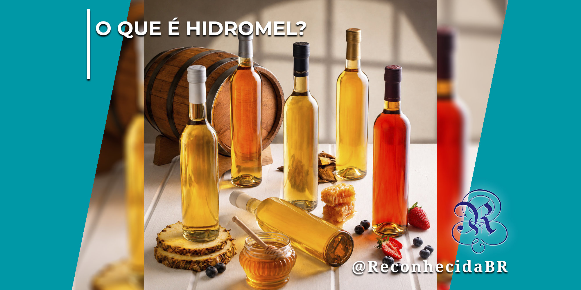 Garrafas de vidro transparentes cheias de hidromel em diferentes tons de dourado e âmbar dispostas sobre uma mesa branca iluminada pelo sol. Ao fundo, há um pequeno barril de madeira e, em primeiro plano, um pote de mel com pegador, fatias de abacaxi, morangos e mirtilos espalhados. No topo esquerdo, destaca-se o texto "O que é Hidromel?" e, no canto inferior direito, o logotipo clássico do portal Reconhecida com a assinatura @ReconhecidaBR.