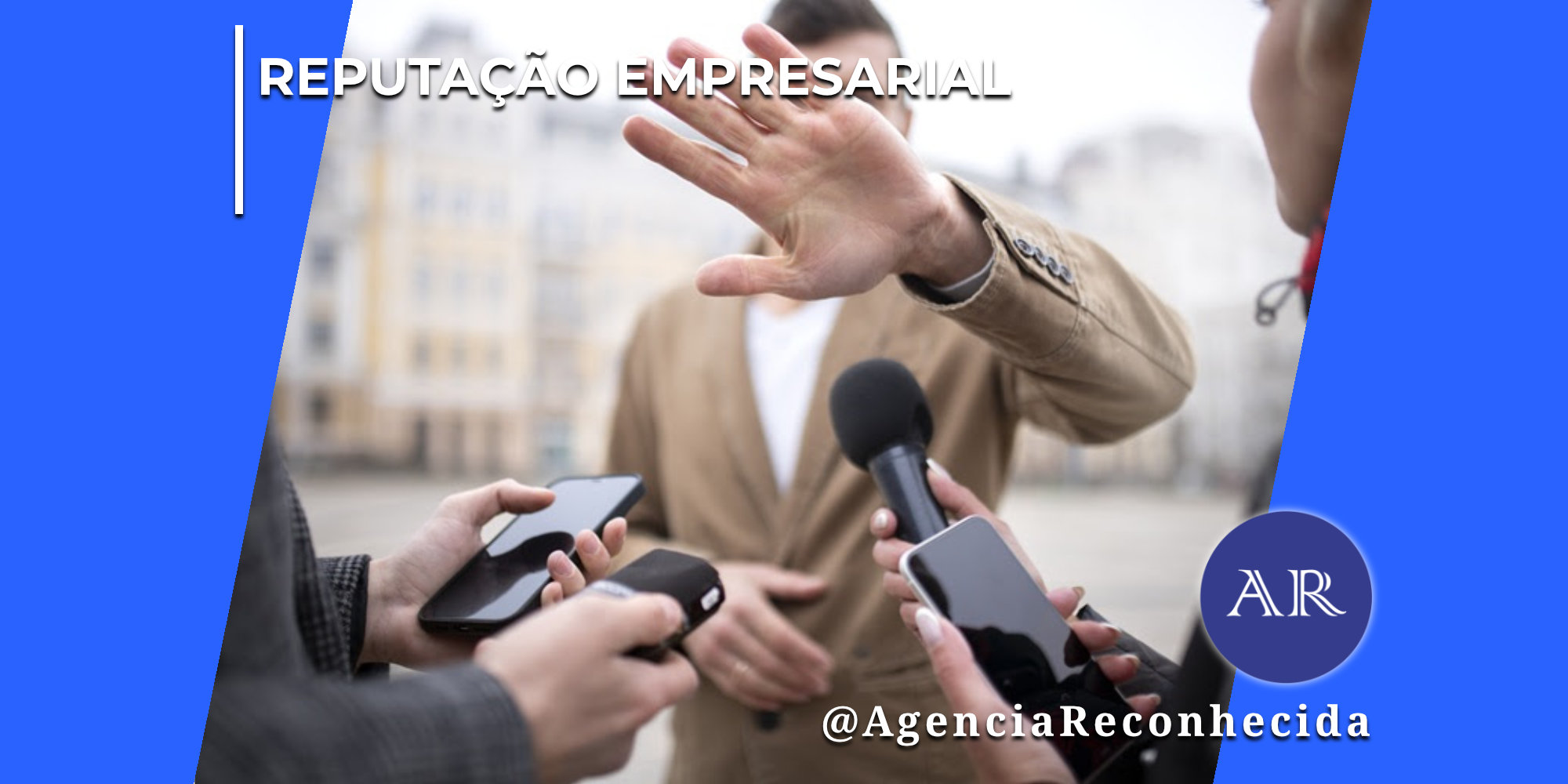 Homem com paletó bege estende a mão espalmada para frente, tentando cobrir a câmera ou evitar uma entrevista. Em primeiro plano, repórteres seguram microfones, gravadores e smartphones em sua direção. No topo esquerdo, lê-se o texto "Reputação Empresarial" e, no canto inferior direito, o selo redondo azul com as letras "AR" e o texto @AgenciaReconhecida.