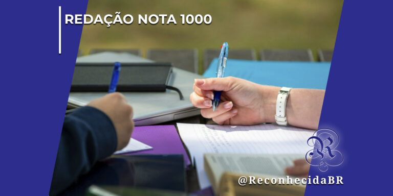 Close-up nas mãos de duas pessoas estudando ao ar livre em uma mesa de madeira. À direita, uma mão com relógio de pulso branco segura uma caneta azul sobre uma folha de papel pautada com anotações. À esquerda, outra pessoa escreve em um caderno roxo. Há livros e uma pasta azul sobre a mesa. No topo esquerdo, destaca-se o texto "Redação Nota 1000" e, no canto inferior direito, o logotipo clássico do portal Reconhecida com a assinatura @ReconhecidaBR.
