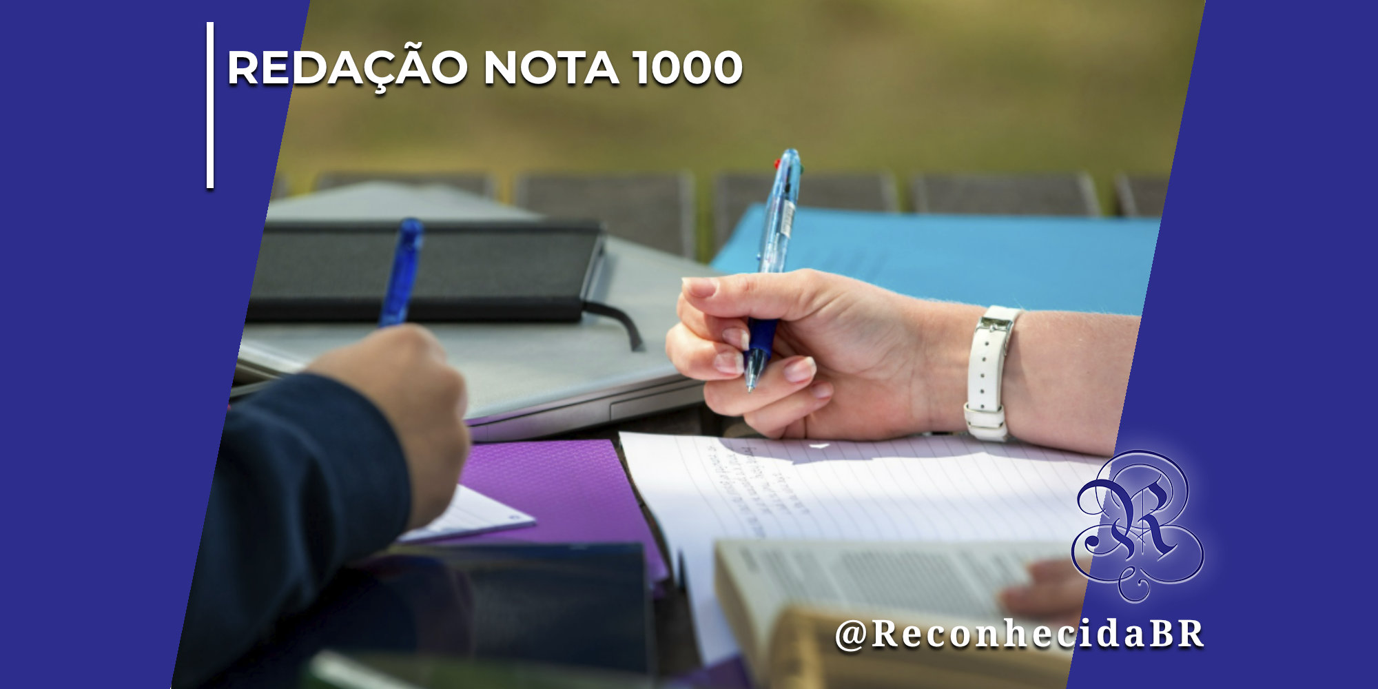 Close-up nas mãos de duas pessoas estudando ao ar livre em uma mesa de madeira. À direita, uma mão com relógio de pulso branco segura uma caneta azul sobre uma folha de papel pautada com anotações. À esquerda, outra pessoa escreve em um caderno roxo. Há livros e uma pasta azul sobre a mesa. No topo esquerdo, destaca-se o texto "Redação Nota 1000" e, no canto inferior direito, o logotipo clássico do portal Reconhecida com a assinatura @ReconhecidaBR.