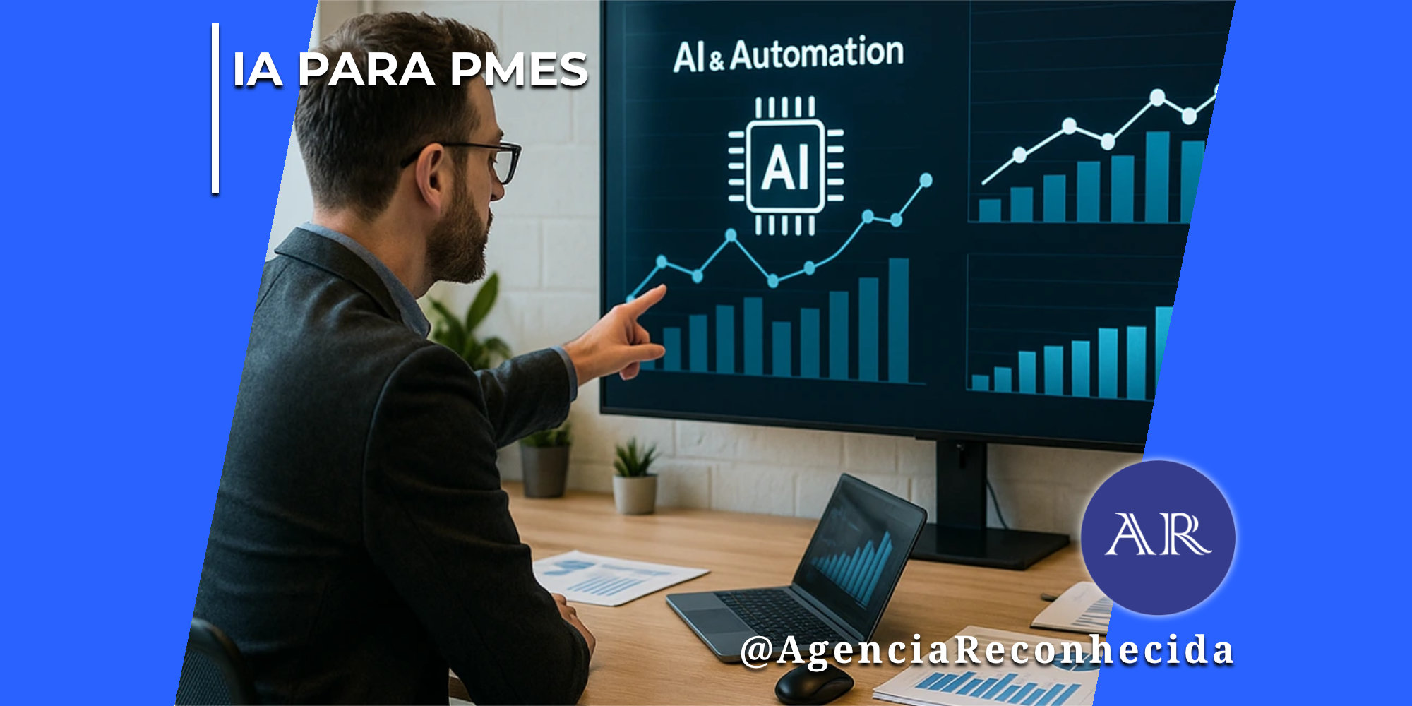 Um homem de terno e óculos aponta para um monitor grande fixado na parede que exibe gráficos de crescimento e o ícone de um chip de Inteligência Artificial com o texto "AI & Automation". Ele está sentado em uma mesa de escritório de madeira onde há um notebook aberto, documentos impressos e pequenos vasos de plantas. No topo esquerdo, o texto "IA para PMEs" e, no canto inferior direito, o logotipo azul redondo "AR" com a assinatura @AgenciaReconhecida.