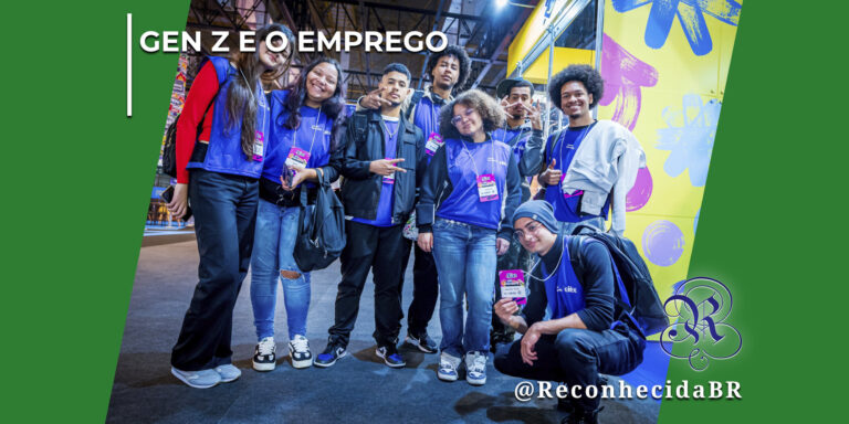 Grupo de jovens sorridentes, homens e mulheres, posando juntos em um evento corporativo ou feira de profissões. A maioria veste camisetas azuis idênticas com crachás de identificação pendurados. No topo esquerdo da imagem, há o texto "Gen Z e o Emprego" e, no canto inferior direito, o logotipo clássico do portal Reconhecida com a assinatura @ReconhecidaBR.