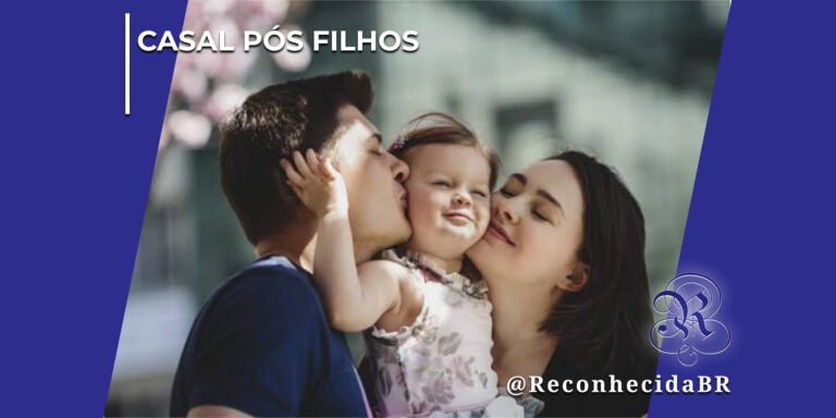 Um casal jovem abraça e beija uma menina pequena, com o pai à esquerda beijando a bochecha da filha e a mãe à direita com os olhos fechados encostada na criança. No topo esquerdo da imagem, há o texto "Casal Pós Filhos" e, no canto inferior direito, o logotipo clássico do portal Reconhecida com a assinatura @ReconhecidaBR.