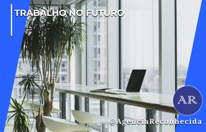 Escritório corporativo moderno e luminoso com uma bancada branca comprida paralela a uma grande janela de vidro que dá vista para prédios urbanos. Sobre a bancada, há um notebook aberto de perfil. Duas cadeiras brancas modernas estão organizadas sob a mesa e, à esquerda, destaca-se um vaso com uma planta Dracena grande. No topo esquerdo da imagem, lê-se o texto "Trabalho no Futuro" e, no canto inferior direito, o logotipo redondo azul com as letras "AR" e o texto @AgenciaReconhecida.