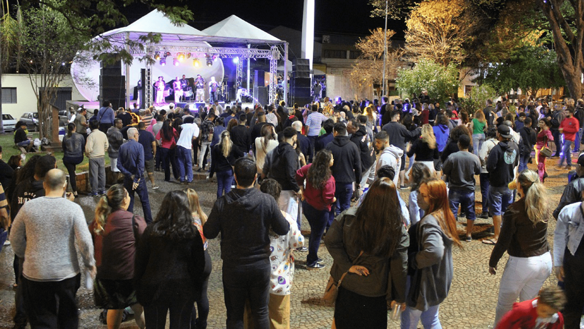 Banda da Lua anima população de Bebedouro