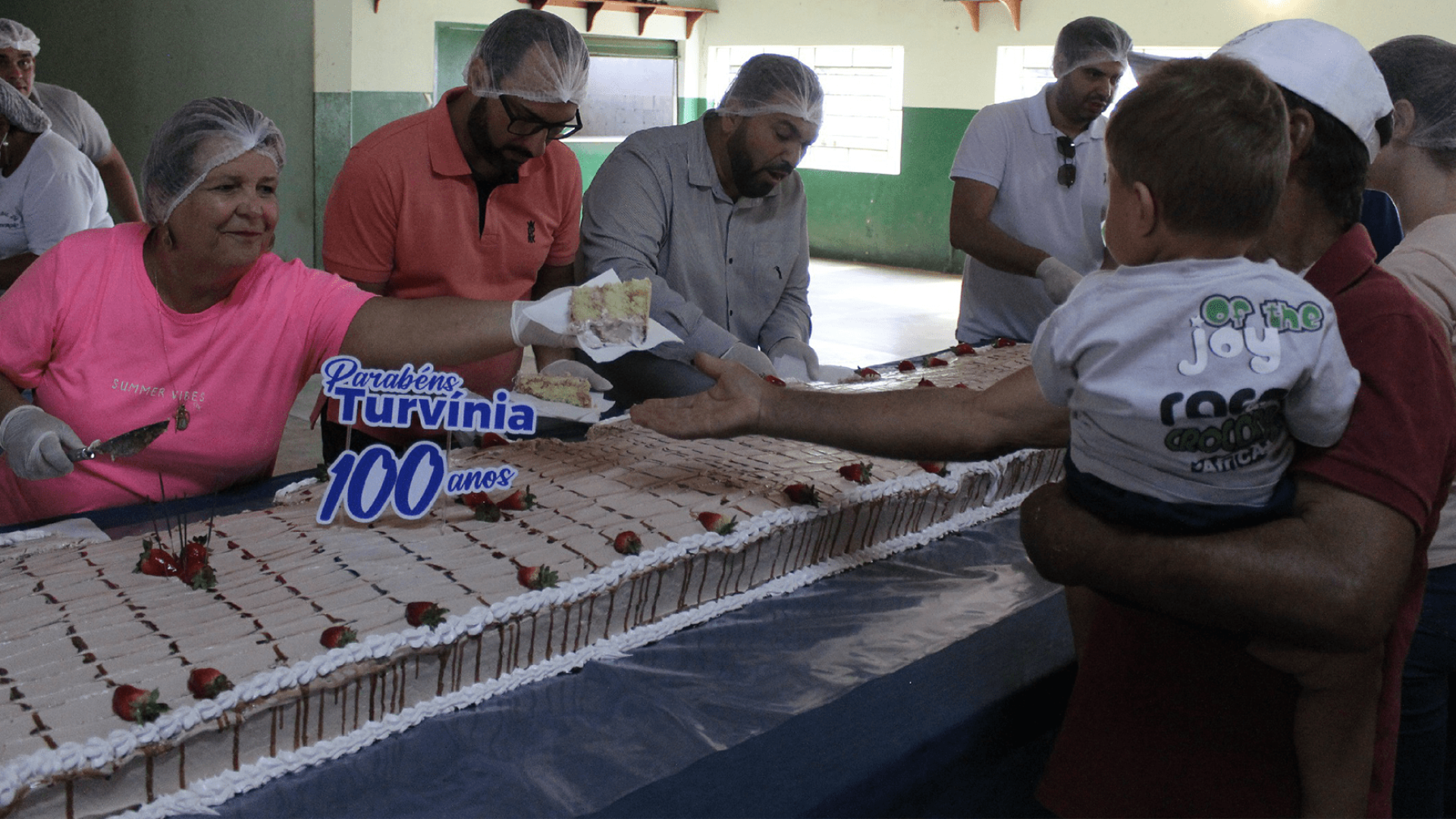 Turvínea comemora 100 anos com bolo e desfile cívico